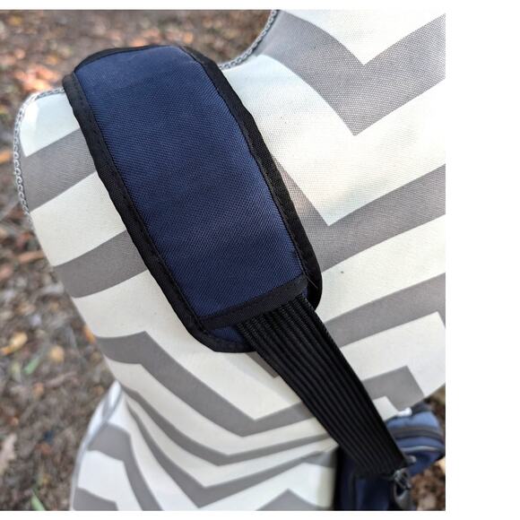 Nike Duffle Bag 20x18 Gym Travel Carry On Weekender Shoulder Strap Hold all Navy - Picture 10 of 16